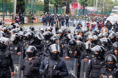 Duizenden demonstranten blokkeren stadion van open