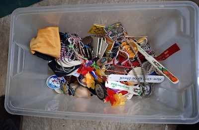 Henk doet carnavalsmedailles weg, Edgar is trouwring kwijt