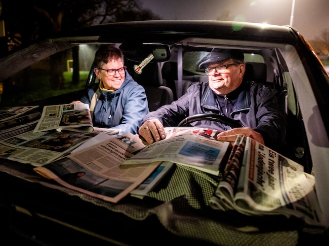 Na zeven jaar stoppen Jan en Gerdien (77 en 74) met kranten bezorgen: ‘Die tijdstippen ga ik niet missen’
