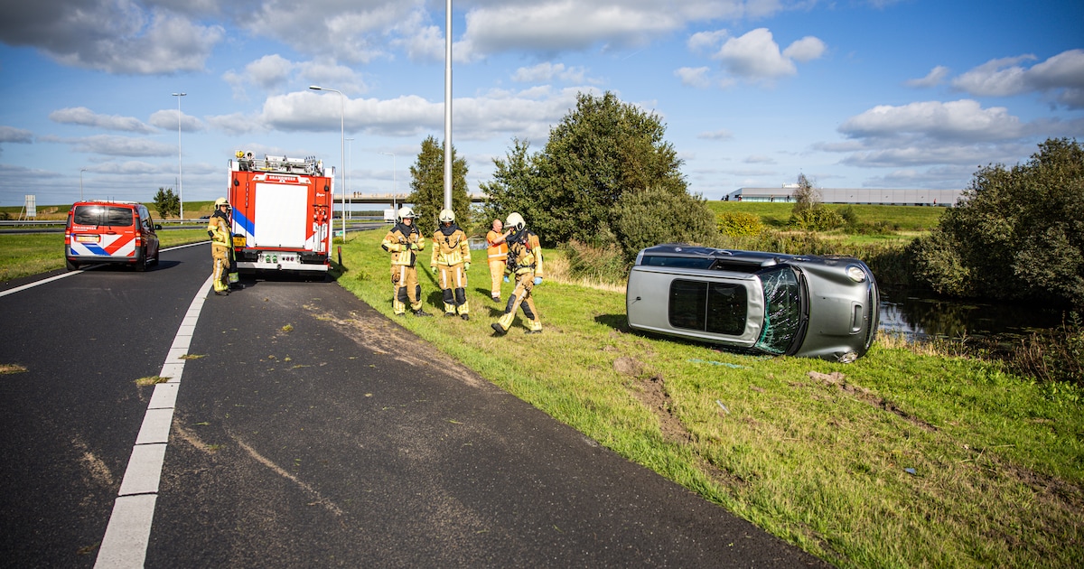 Auto belandt op kant in verbindingslus van A32 naar A7 richting Drachten