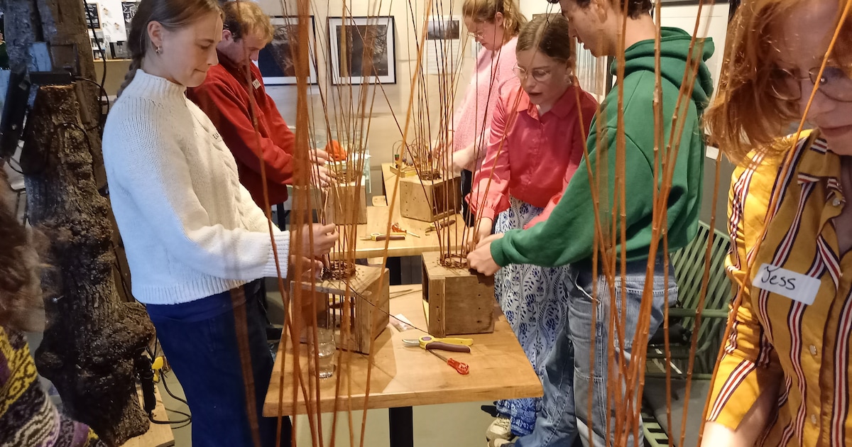 Sinterklaas arriveert in Driel en cheque voor Fietsen met Herinneringen