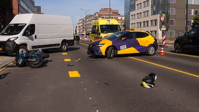 Motorrijder gewond bij botsing met auto op Kasteel-Traverse in Helmond