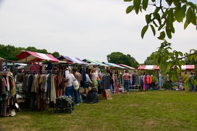 Veel vintage! Deze zondag kun je tweedehandskleding shoppen in Leiden