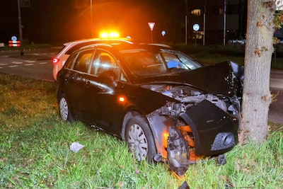 Bestuurder verdwijnt na crash tegen boom in Geldermalsen, politie achterhaalt 20-jarige vrouw