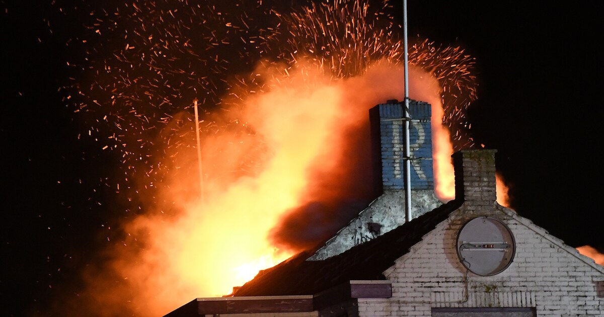 Grote brand in leegstaand pand op Veerstraat in Nieuw- en Sint Joosland | Middelburg