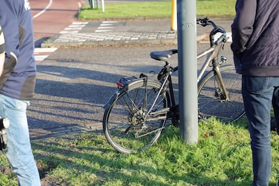 Automobilist vlucht na aanrijding met fietser in Waalwijk, slachtoffer gewond aan been