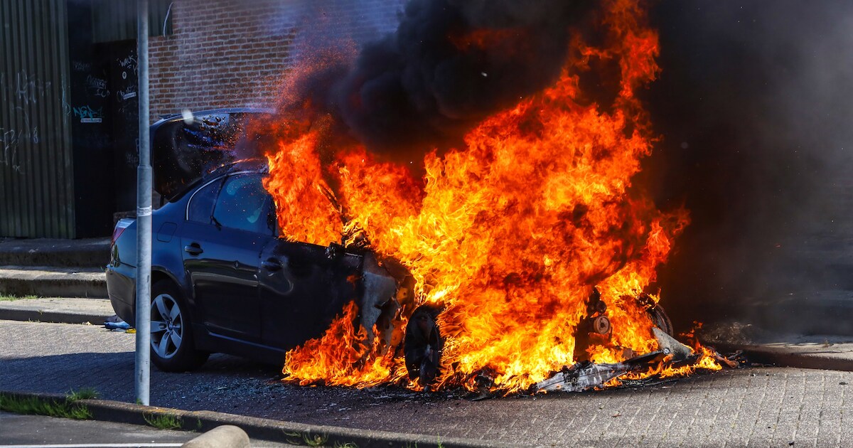 Auto verwoest na brand aan Noordkade in Drachten
