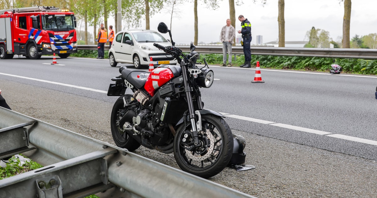 Vertraging op A20 bij Nieuwerkerk na aanrijding tussen motor en auto