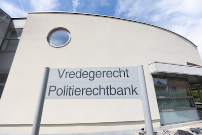 Dochter confronteert vrouw (77) in rechtbank die vader dodelijk aanreed: “Een spiegel eraf, iemand o