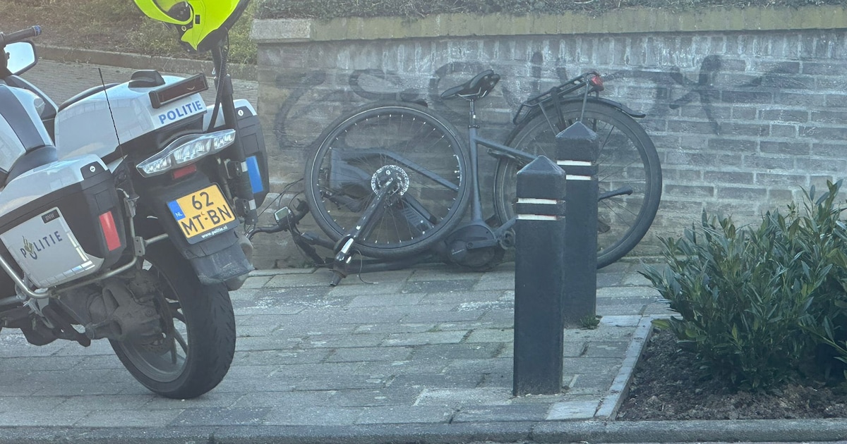 Fietser naar ziekenhuis na aanrijding busje in Hoensbroek