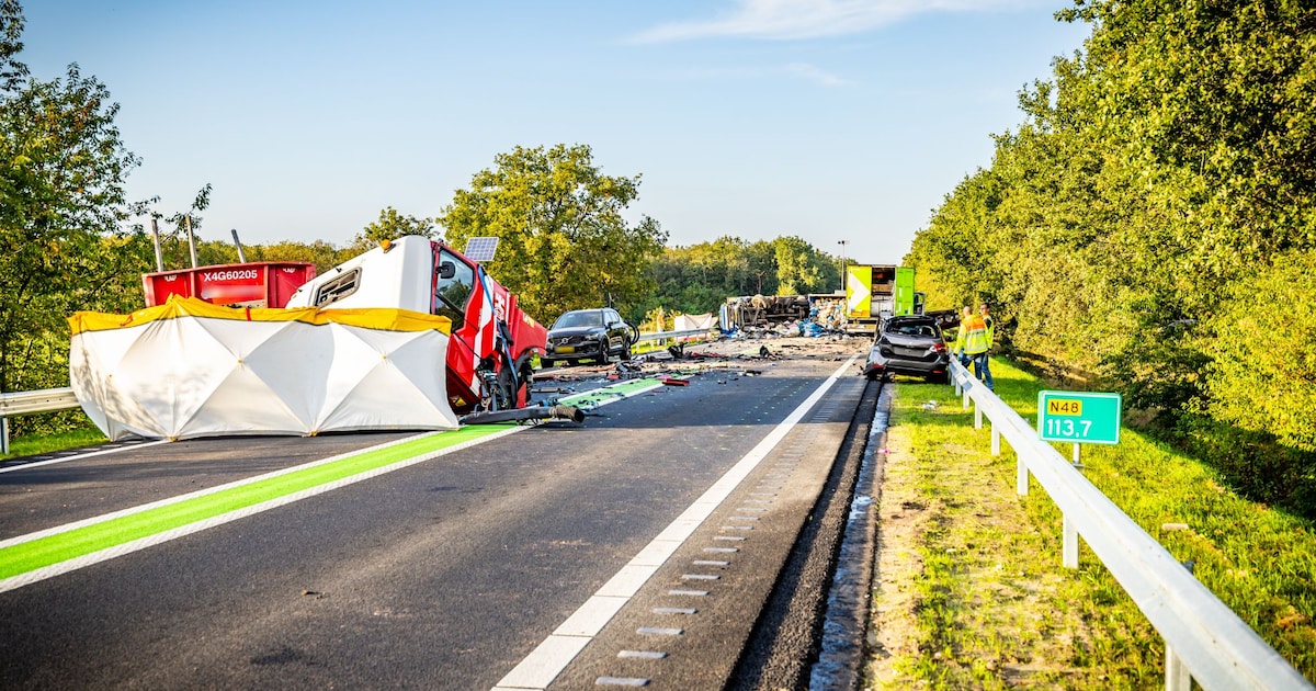 De N48 blijft hele dag dicht na dodelijk ongeval