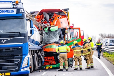 A50 weer open na ongeluk met twee vrachtwagens bij Veghel, gebeurde in file na eerder ongeluk
