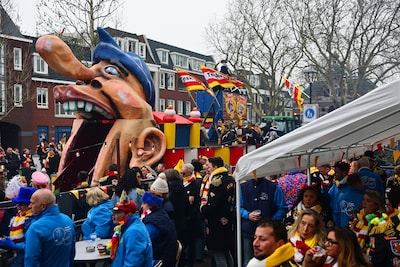 Optocht over bomvol Zwijsenplein in Kerkdriel