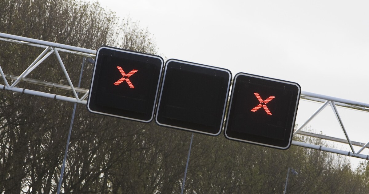 Vier gewonden na botsing op A22, weg dicht bij Velsen