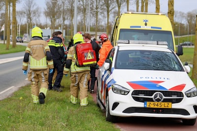 Fietser valt in het water in Tiel, omstanders schieten te hulp