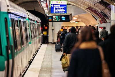 Voor ze het wist, was Monique (47) 1000 euro kwijt: ‘De deuren sloten en de metro reed weg’