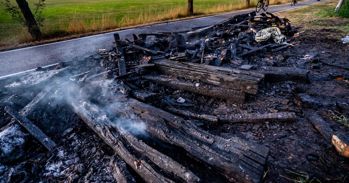 Hoop afval vliegt langs de weg in brand in Renswoude