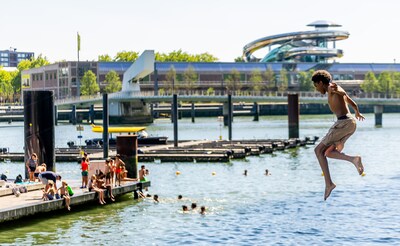 Zwemmen in Rijnhaven razend populair: gemeente zet pleinstewards in om overlast te beperken