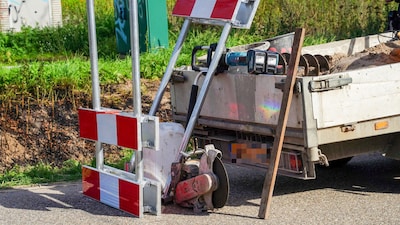 Afslijpen van verkeersborden zorgt voor bermbrand in Oss, brand is snel onder controle
