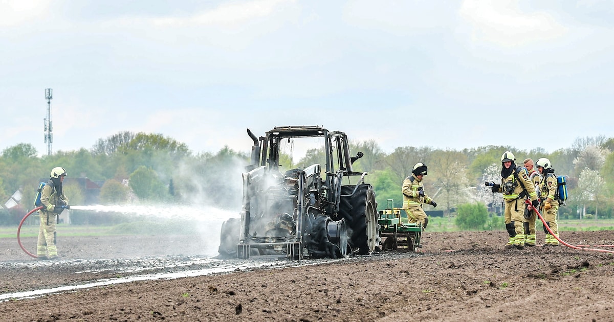 Landbouwvoertuig uitgebrand op de Klenkerweg in Oosterhesselen