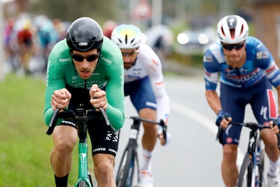 Innovatief of levensgevaarlijk? Dit zit achter de diskwalificatie van Jan-Willem van Schip in Tour of Holland