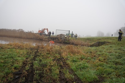 Vier jongens rijden bij Grafhorst met de auto het water in en halen nat pak
