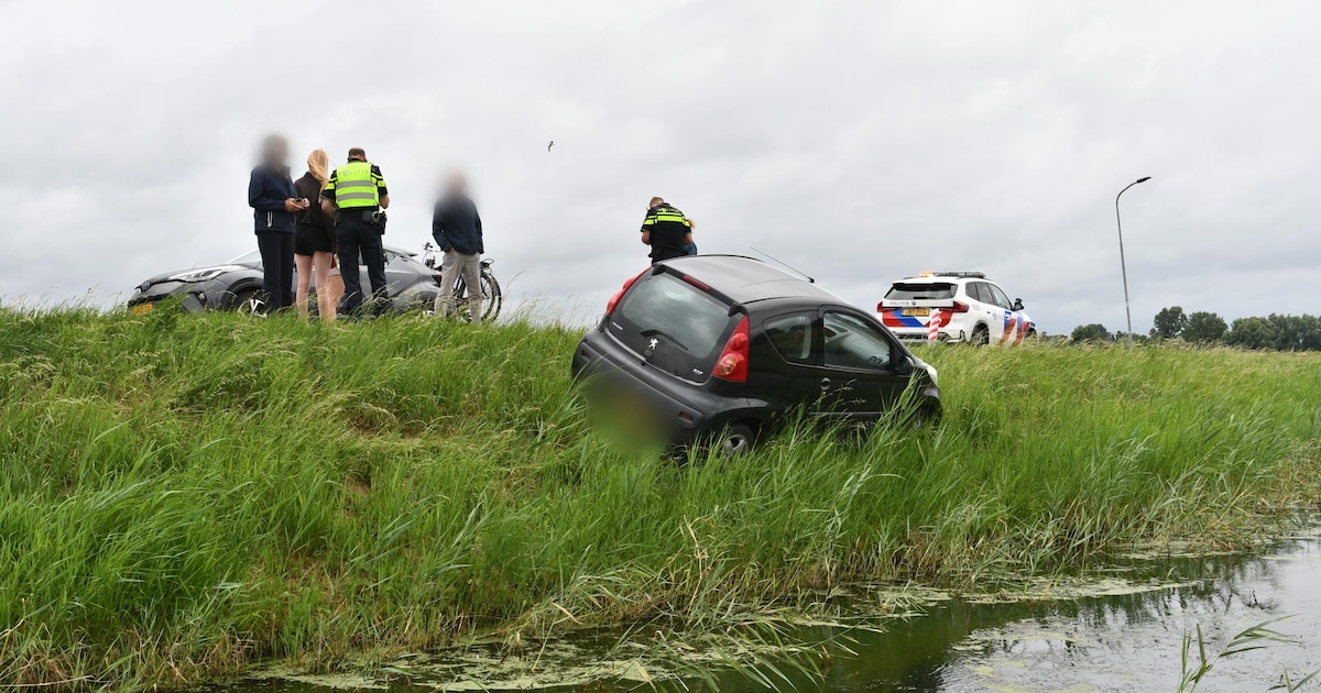 Auto belandt in greppel aan Poelweg in Oostwoud