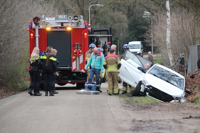 Automobilist wordt onwel achter het stuur in Holten
