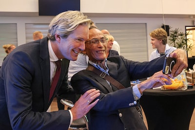 Mooie woorden bij afscheid van burgemeester Van Oosten: ‘Je had soms iets van Alice in Wonderland’