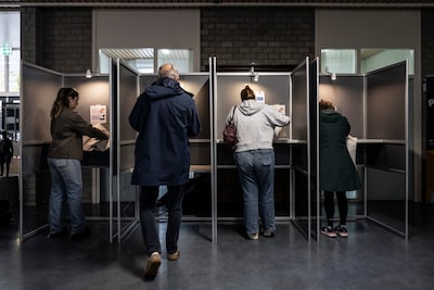 Geen bitterballen bij het stembureau en vingers klem in de stembus: dit viel er op in de Gelderse Va