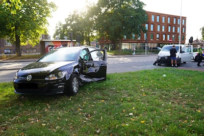 Bestelbus ramt auto in Deventer: politie arresteert bestuurder