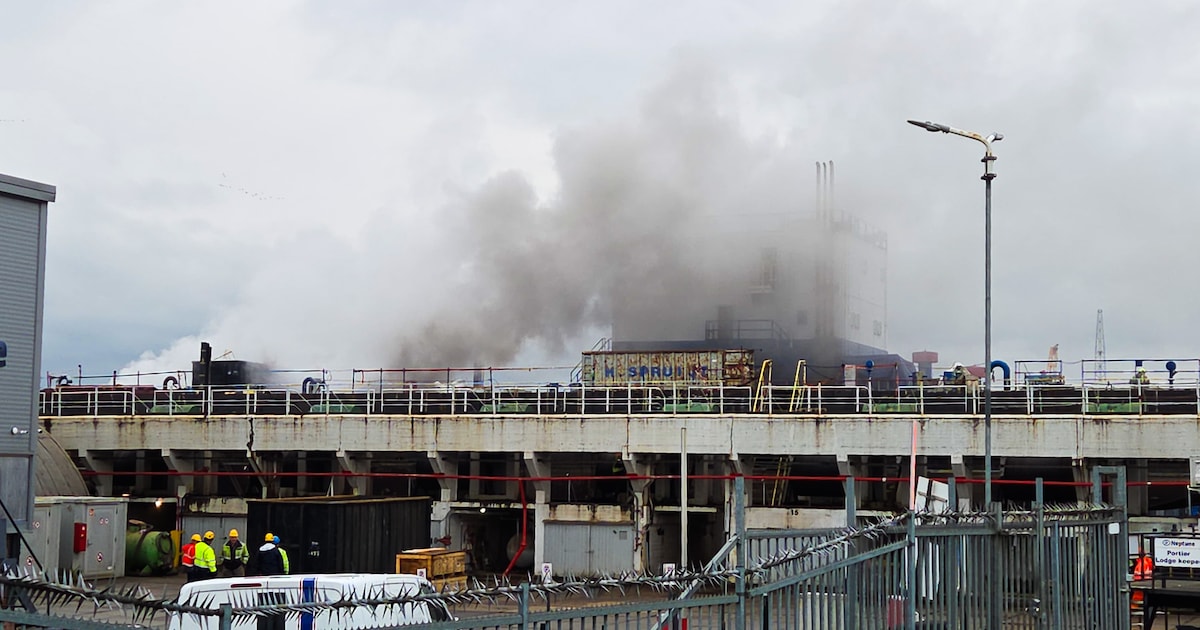 Lading hout in brand op ponton bij scheepswerf in Hardinxveld-Giessendam