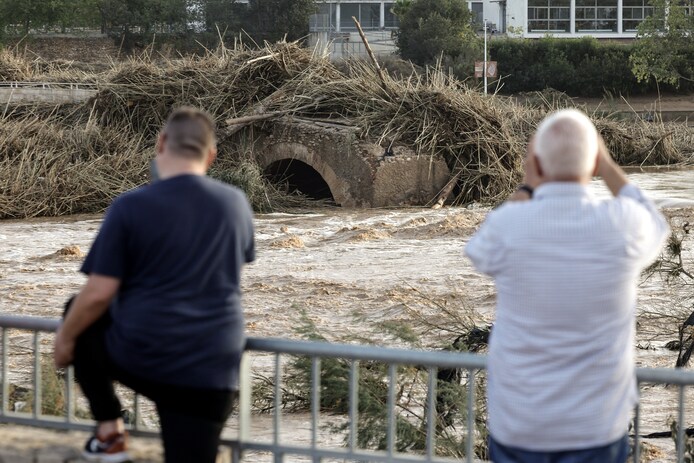 Woeste rivieren door noodweer Valencia: ‘We zaten als ratten in de val ...