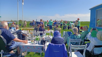 Twee muzikale optredens bij theeschenkerij aan Hattemse kant van de IJssel