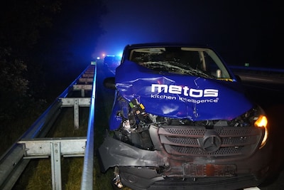 Bestelbus botst achterop vrachtwagen op A28 bij Zwolle