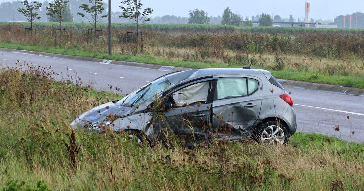Auto slaat over de kop bij ongeval op Rijnlanderweg in Hoofddorp