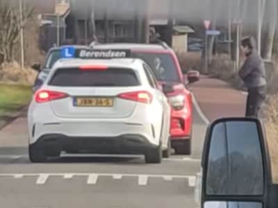 Lesauto en tegenligger blokkeren de weg en laten elkaar er niet door, filmpje levert honderden react