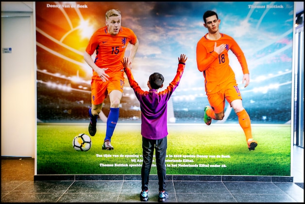 Nijkerkerveen trots op dorpsheld Donny van de Beek na megatransfer ...