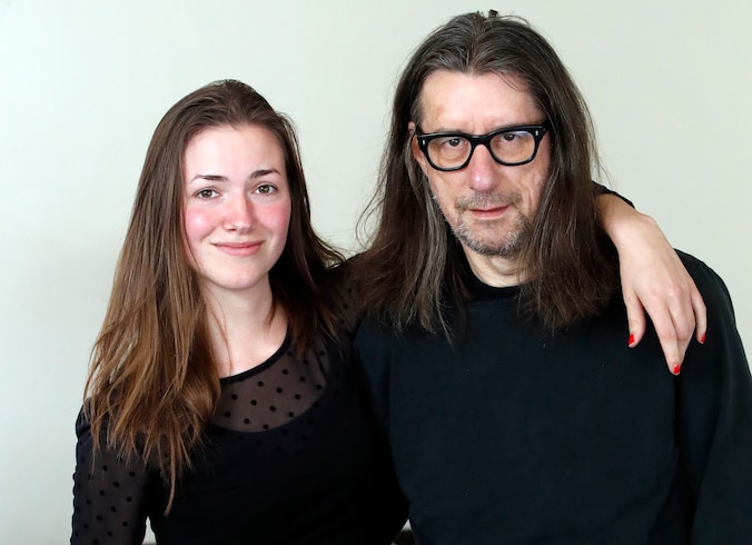 Herman Brusselmans (64) en Amsterdamse Lena (30) verwachten eerste kindje:  'Niet gepland' | Show | AD.nl