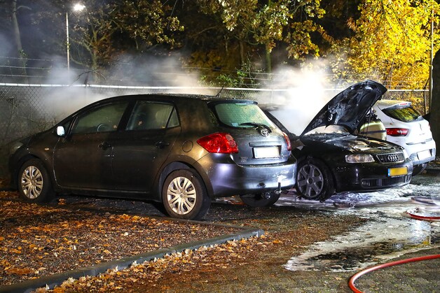 Vier auto's verloren door autobranden Oss | Regio | AD.nl