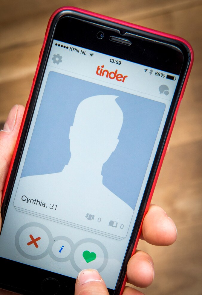 Urenlang swipen en eindeloos chatten? Met deze nieuwe datingapp is dat ...