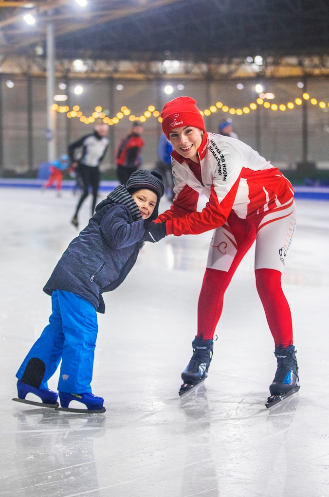 Ineke kan ’t amper, maar schaatst 200 kilometer voor haar zieke zoontje ...