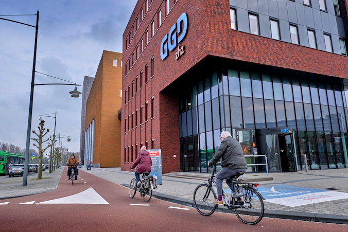GGD gaat de wijken in om vragen te beantwoorden: ‘Niet iedereen komt ...