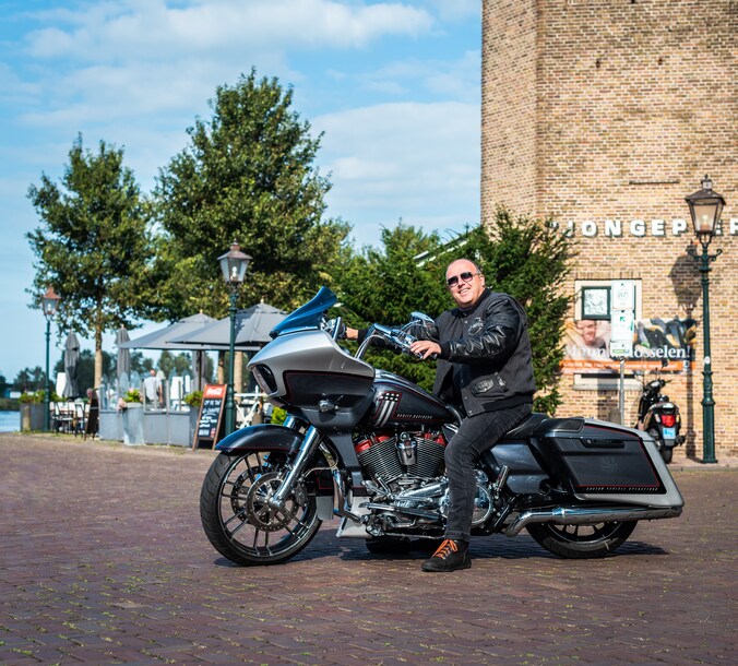 Motorrijder Ad vergeet al zijn zorgen tijdens het toeren door Dordrecht ...