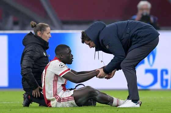Machteloos Ajax veroordeeld tot Europa League na nederlaag tegen ...