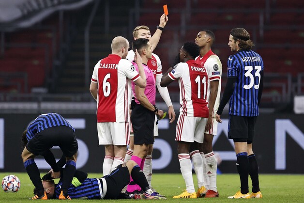 Machteloos Ajax veroordeeld tot Europa League na nederlaag tegen ...