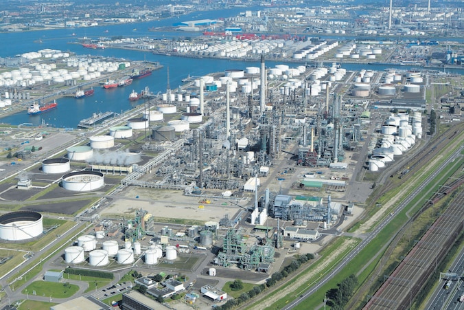 Grote stroomstoring bij raffinaderij ExxonMobil | Regio | AD.nl