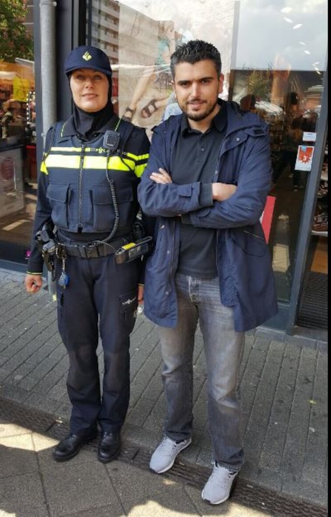 Amsterdamse agente al met hoofddoek gesignaleerd | Nieuws | AD.nl