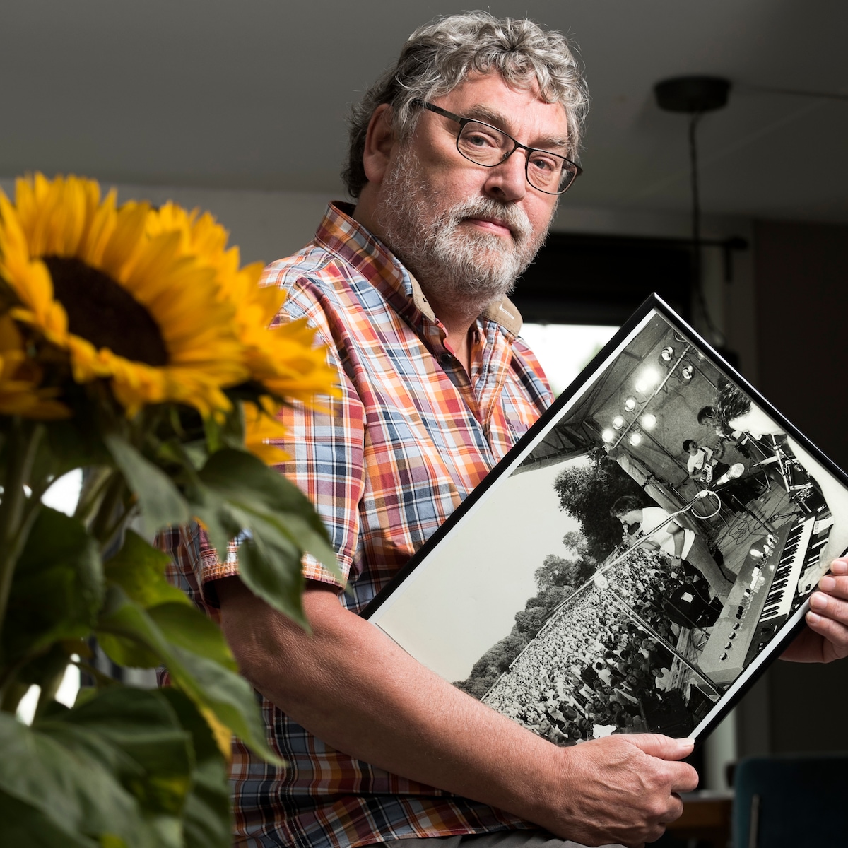 hennie-de-jong-met-een-foto-