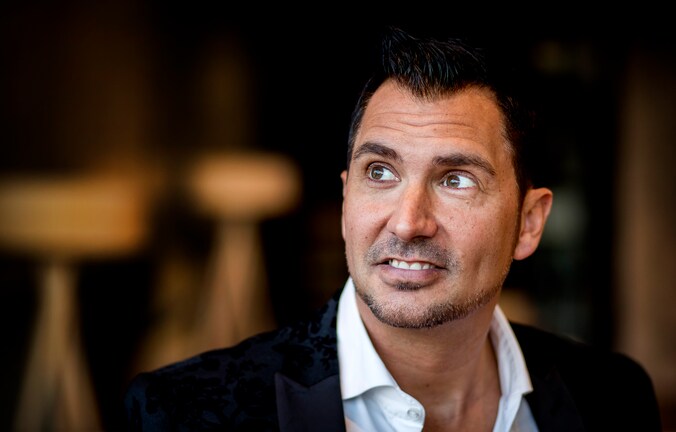Guido Weijers voor het eerst live met oudjaar in Oude Luxor | Regio | AD.nl